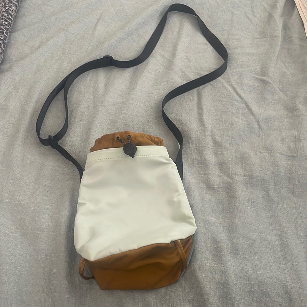 Lululemon 2L water bottle bag